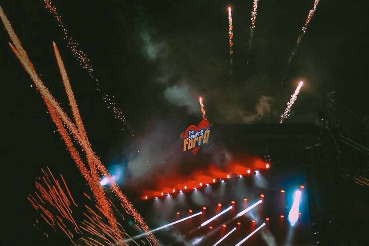Vídeo: Calcinha Preta deixa fã soltar pombo em homenagem à Paulinha Abelha e ave cai no público em Salvador