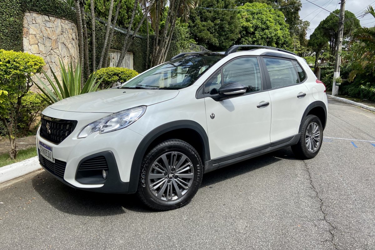 Farol da Bahia testa Peugeot 2008 série especial Skywalker