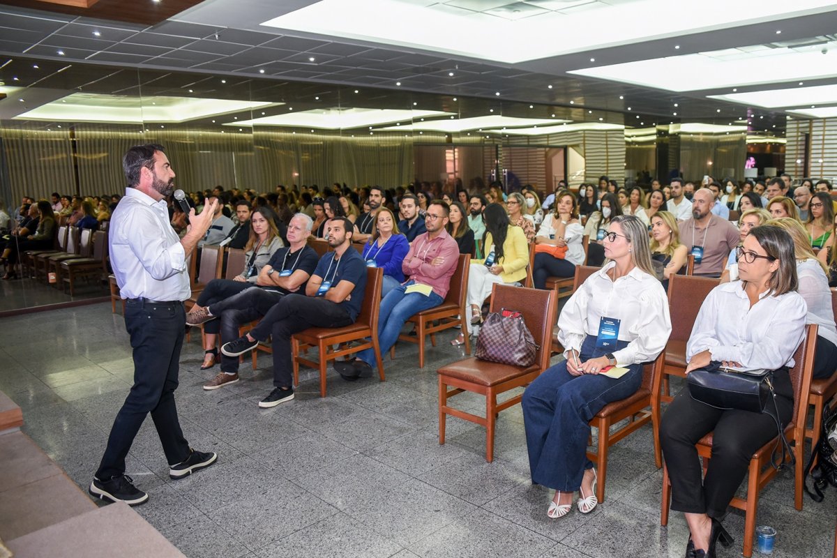 Carlos Ferreirinha ministra palestra para arquitetos, decoradores e lojistas do segmento na capital baiana! 