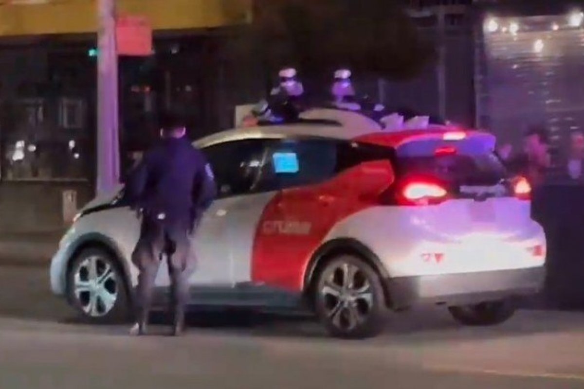 Carro autônomo foge de agentes de trânsito nos Estados Unidos