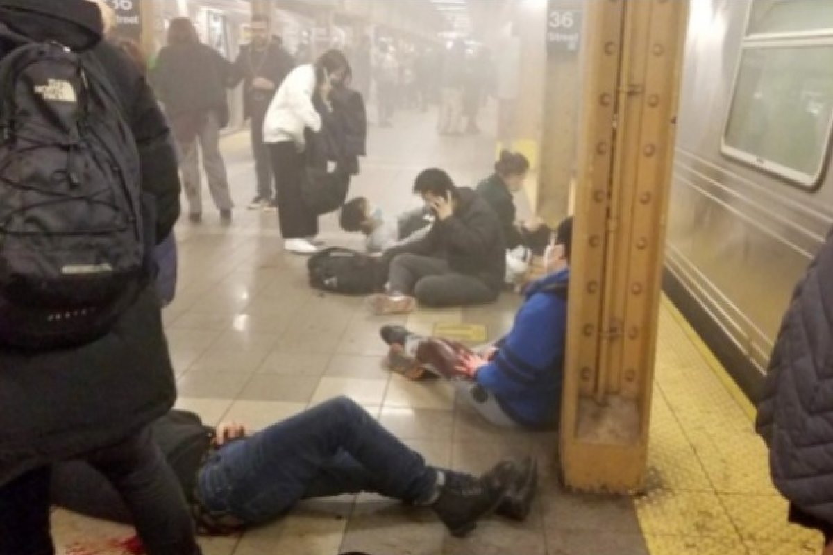 Nova York: pelo menos 5 pessoas são baleadas em estação de metrô