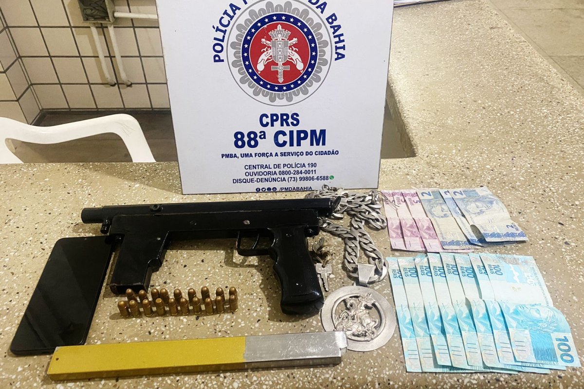 Homem que exibia submetralhadora na internet é autuado no interior da Bahia