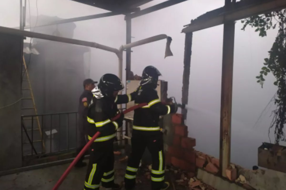 300 pessoas ficam sem energia após prédio pegar fogo em Camaçari