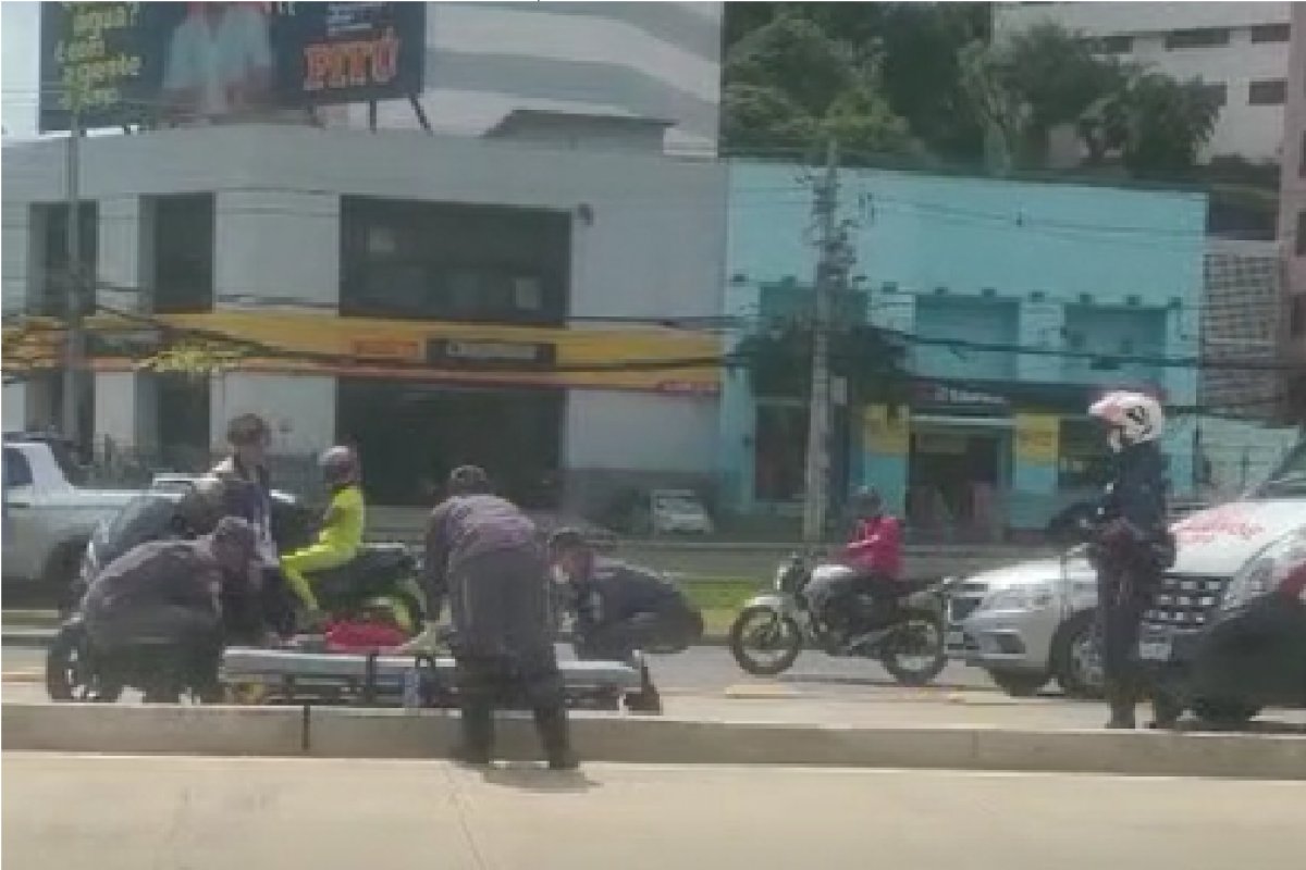 Vídeo: motoqueiro cai na Av. Antônio Carlos Magalhães após acidente