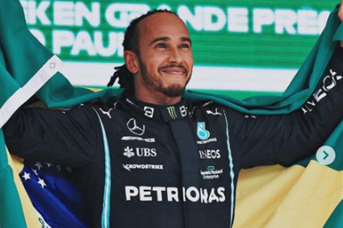 Em São Paulo, Hamilton anima público ao dizer que "só está esperando passaporte brasileiro"