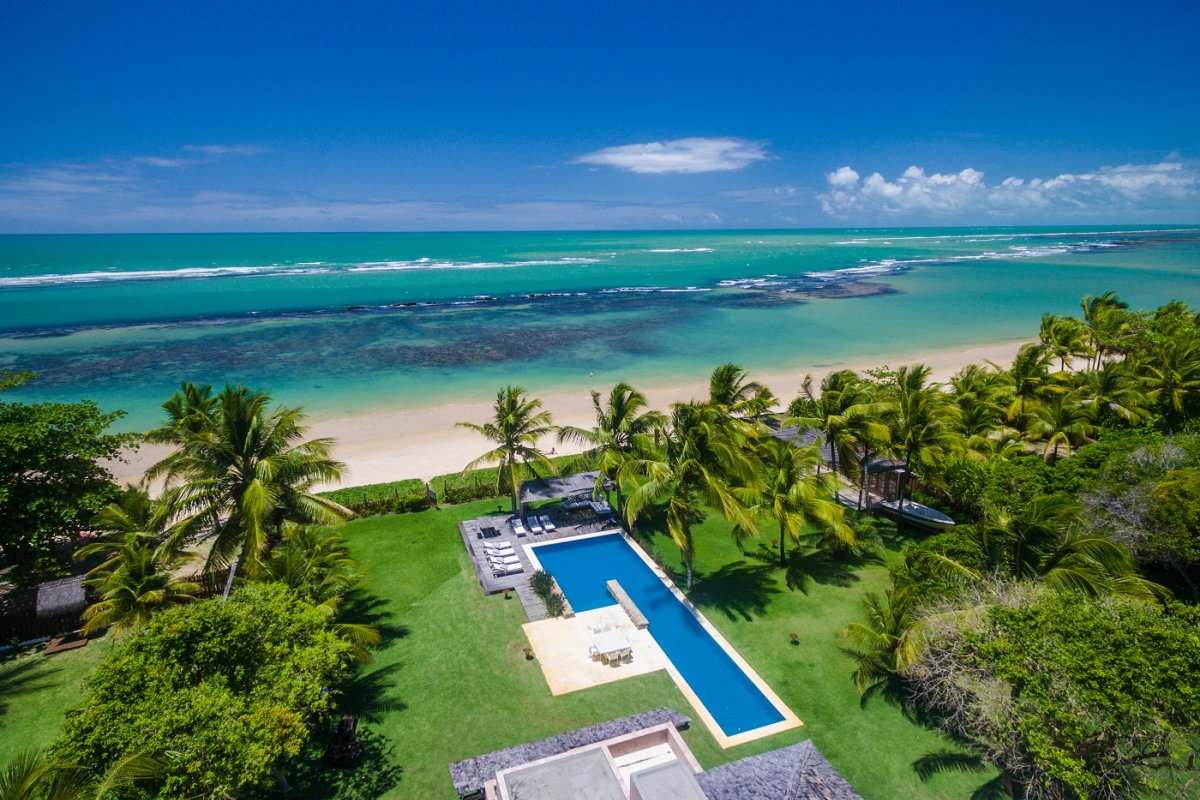Casa Maitei: sua propriedade pé na areia em Arraial d'Ajuda para férias em grande estilo com direito a serviços de hotelaria e privacidade