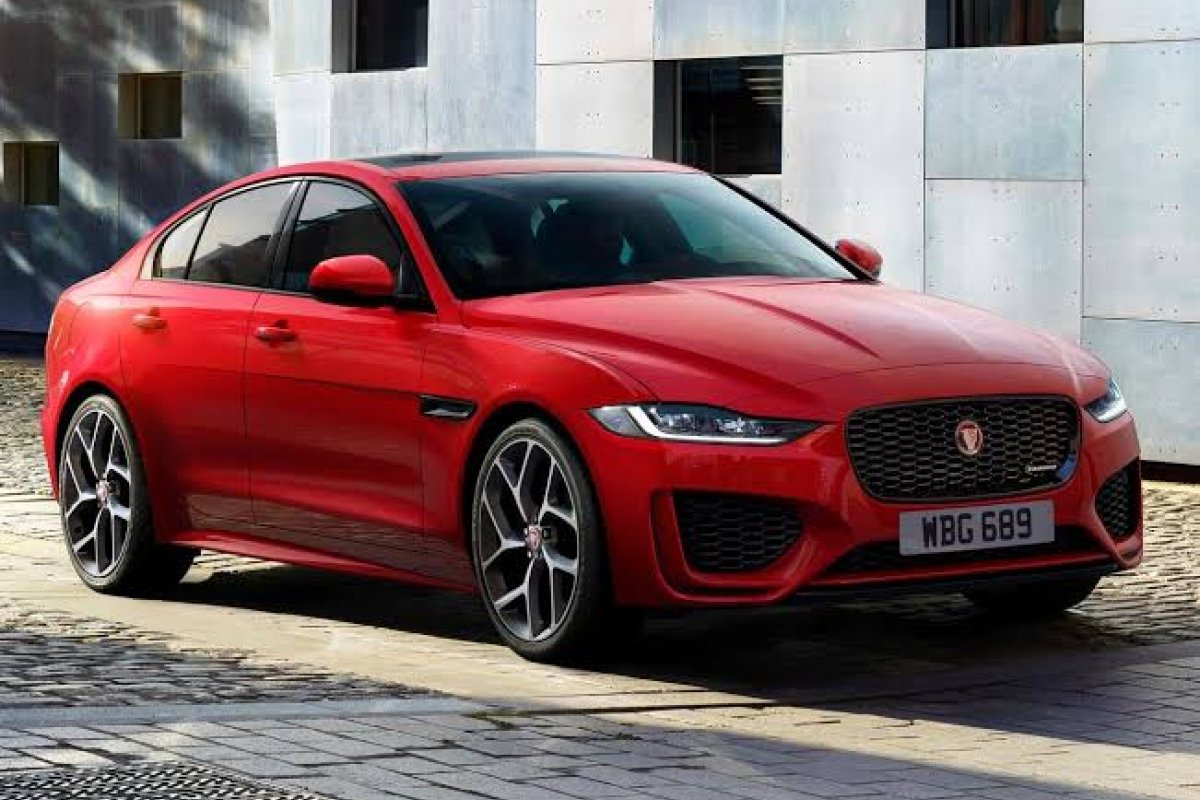 Jaguar XE muda dianteira e ganha multimídia do I-PACE