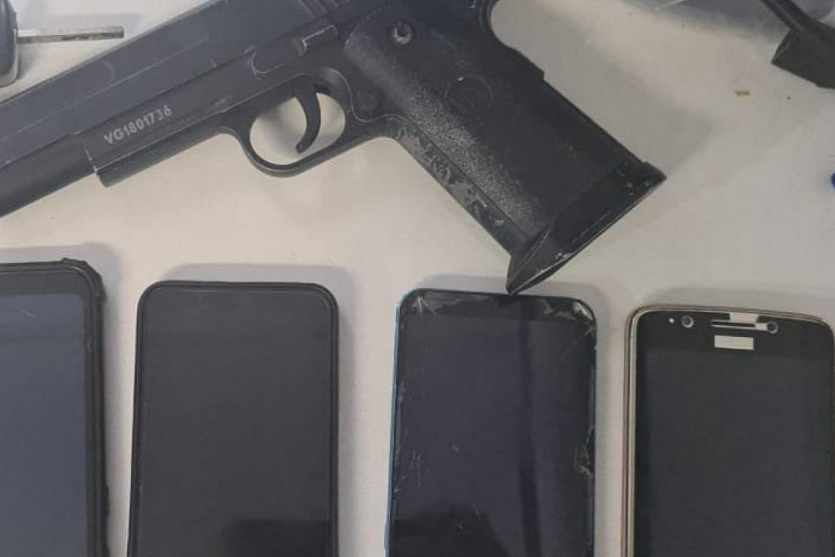 Trio é preso com arma de brinquedo após roubo de celulares