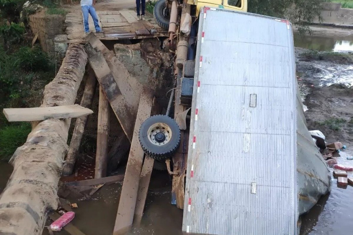 Bahia: ponte desaba durante passagem de caminhão na zona rural de Guaratinga