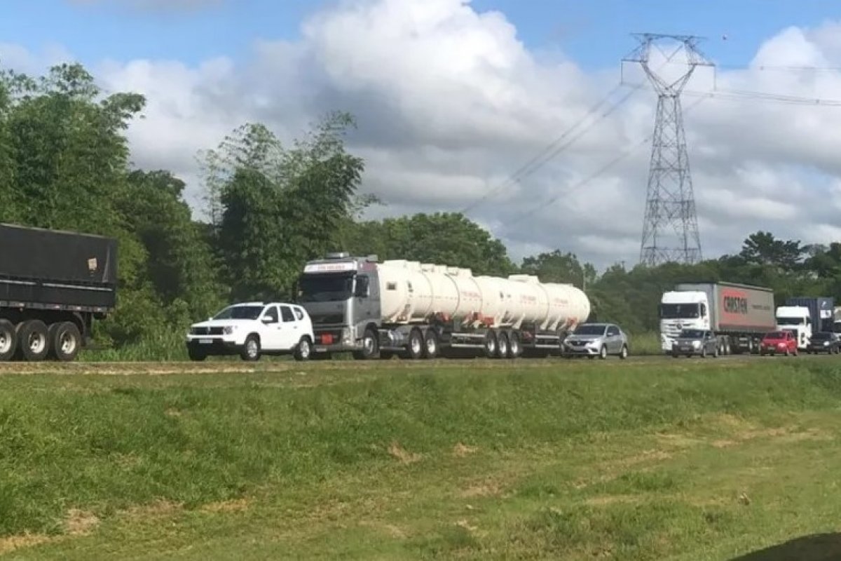 Engavetamento de veículos deixa via interditada em São Sebastião do Passé