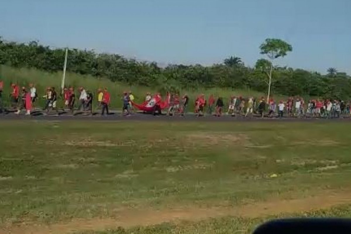 Marcha de trabalhadores sem terra forma longa fila na BR-324