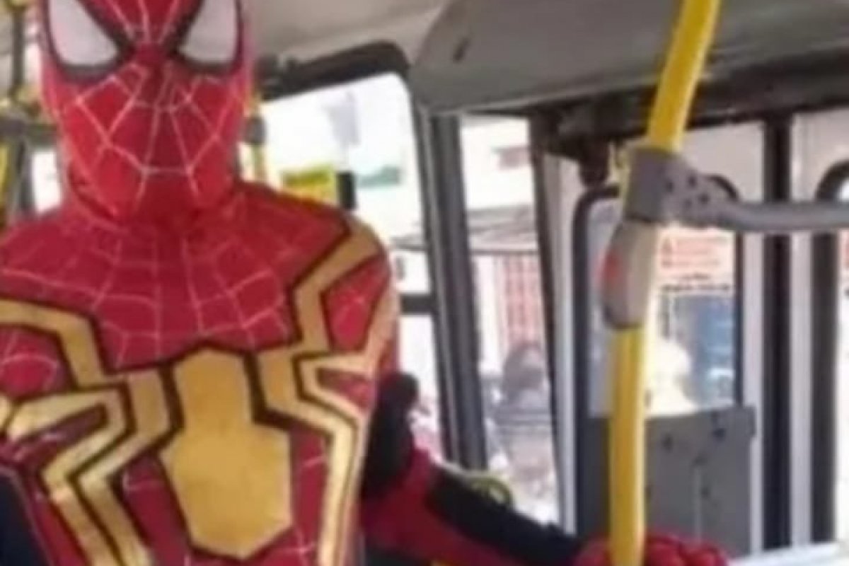 Humor: Homem Aranha aparece nas ruas de Olinda pedindo 'ajuda' para Mary Jane