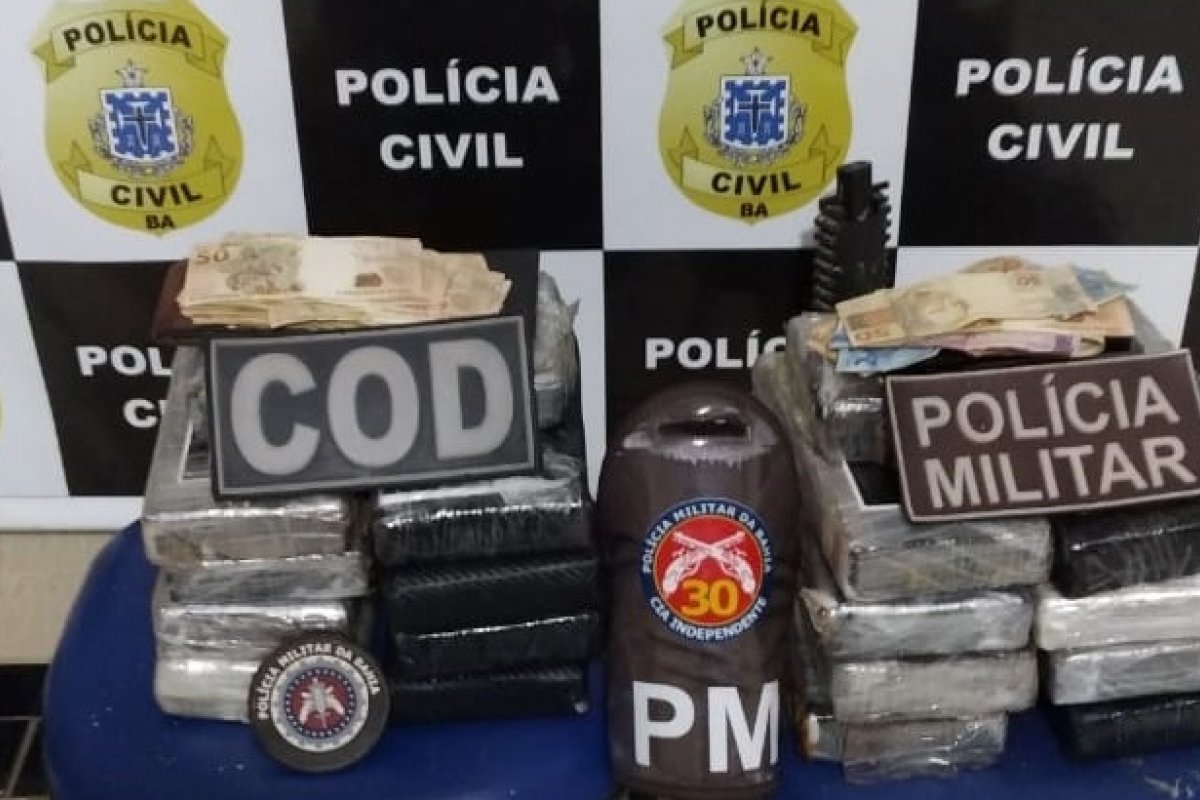 Homem é preso com cocaína em fundo falso de carro