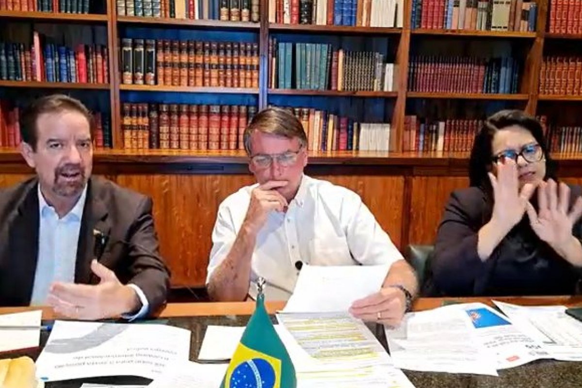 Exército vai sugerir ao TSE a totalização dos votos nos estados, diz Bolsonaro