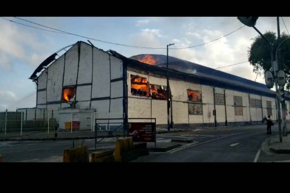 Vídeo: incêndio atinge galpão da Codeba