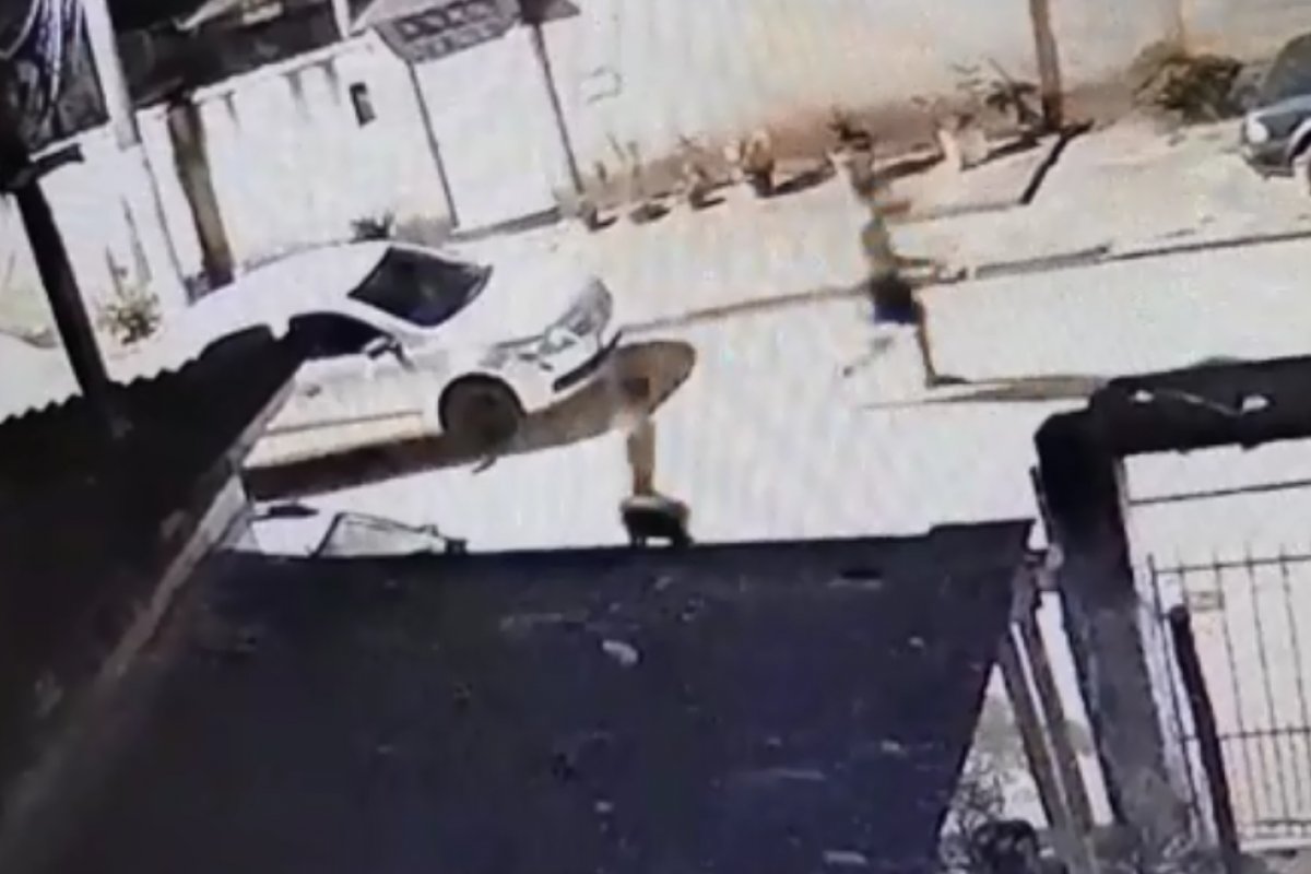 Homem é espancado após pedir que traficantes parem de vender drogas à crianças em Barra do Piraí (RJ)