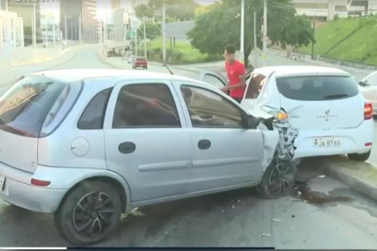 Homem fica ferido após acidente entre dois veículos na Avenida ACM, em Salvador