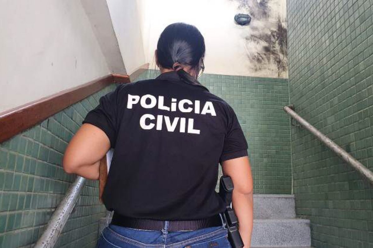 Jovem de 18 anos é morto a tiros no sofá de casa em Feira de Santana