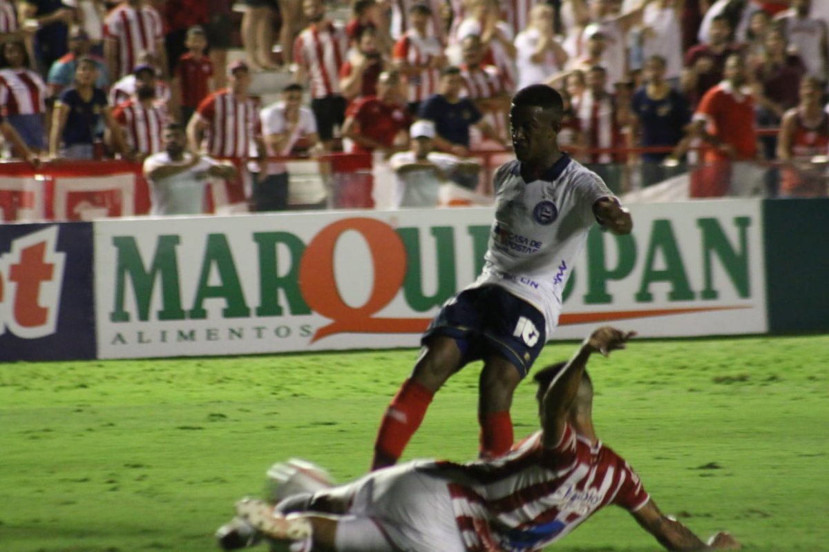 Vídeo: Bahia quebra tabu, vence Náutico e vira líder da Série B; veja o gol do triunfo
