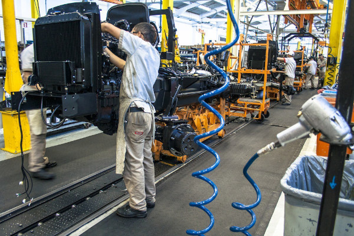 Indústria brasileira encolhe e fatura 22,5% menos que o recorde em 2013, diz CNI