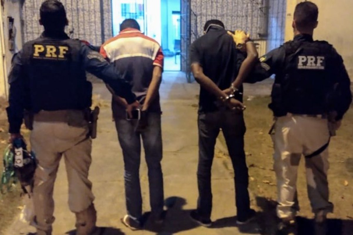 Dois homens são presos com aparelhos bloqueadores de sinais utilizados em roubo a cargas