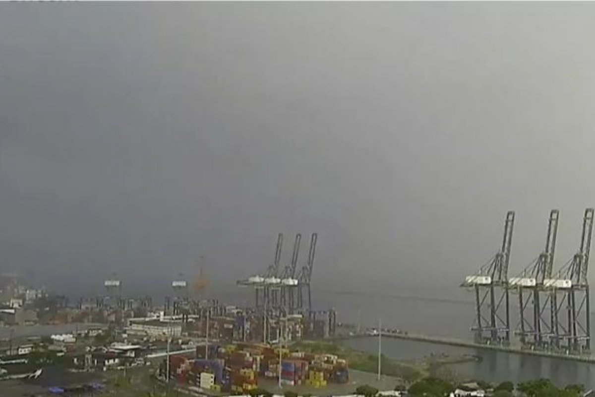 Domingo de Páscoa inicia com fortes chuvas em Salvador