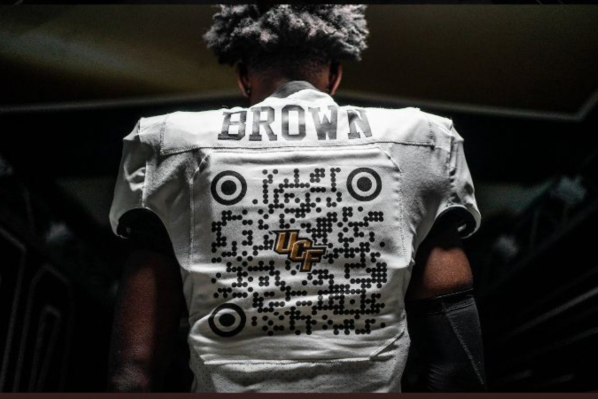 Time de futebol americano troca números de camisas por QR Codes