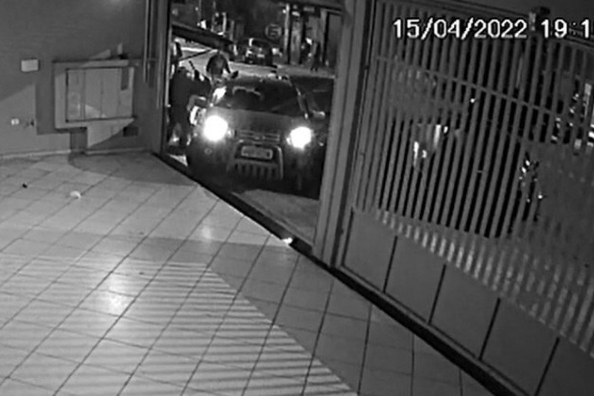 Vídeo: homem joga carro em cima da ex-mulher e tenta matá-la com barra de ferro