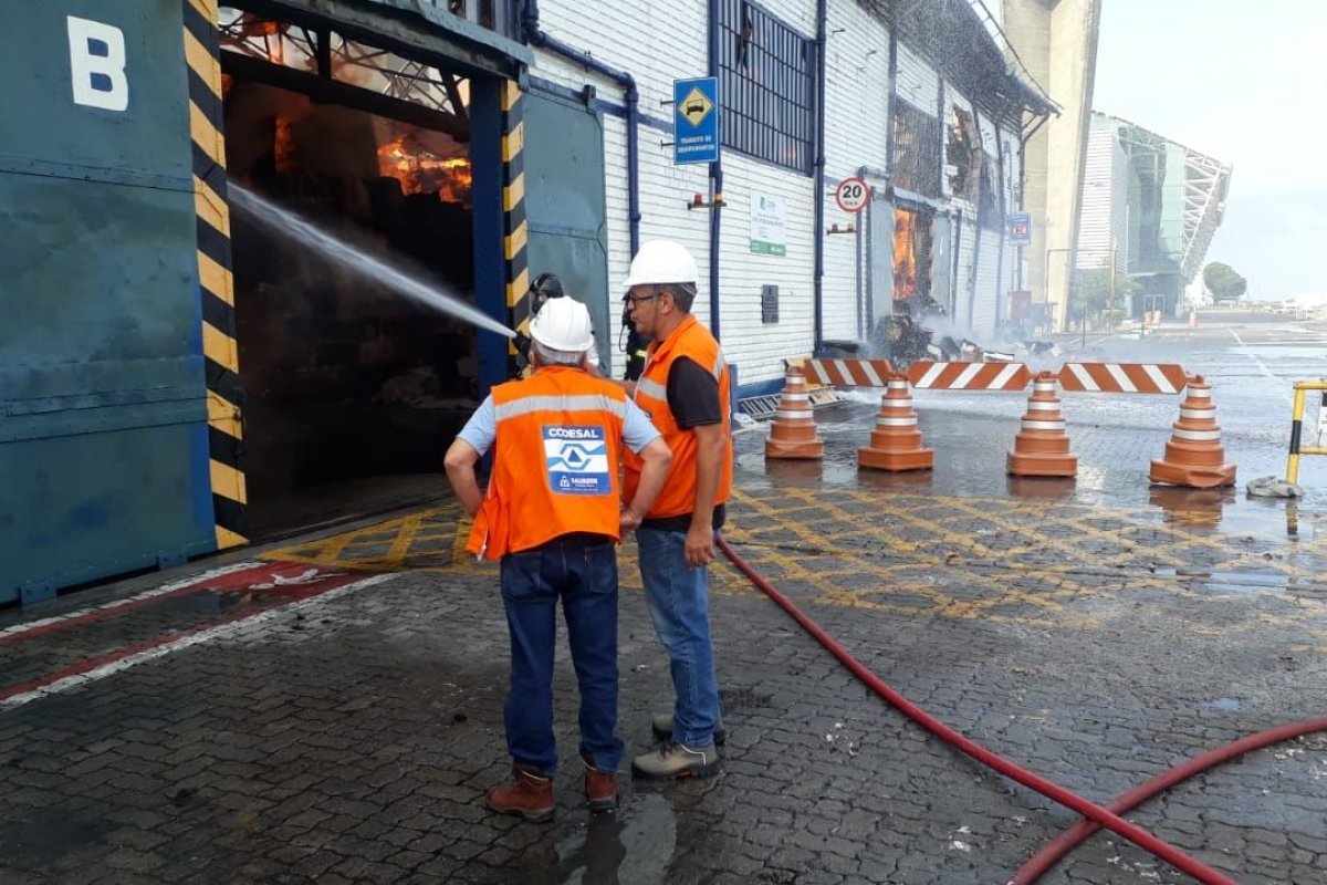 Codeba: respaldo de incêndio que atingiu galpão três continua neste domingo (17)