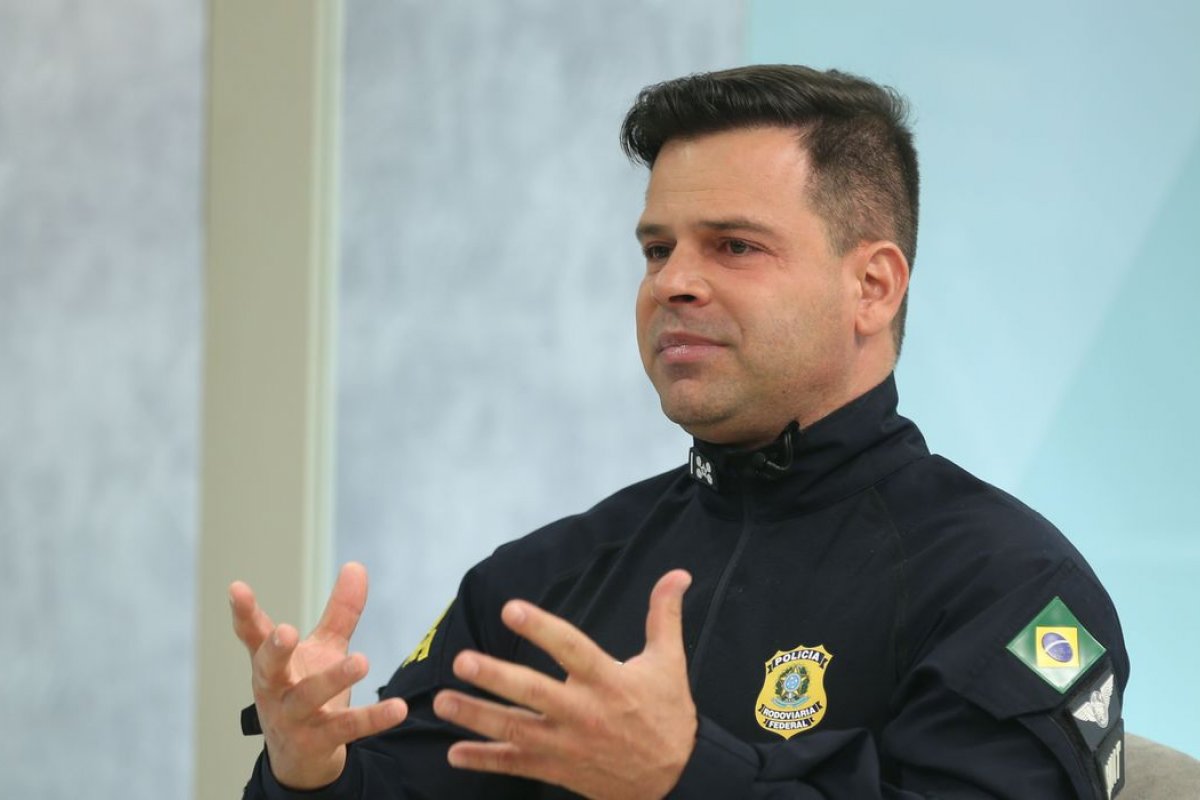 Diretor da PRF diz que órgão lançará aplicativo com "botão do pânico" para atender usuários das rodovias