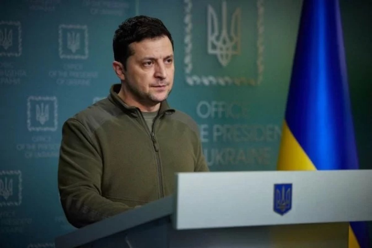 Zelensky pede fornecimento de 'armas pesadas' para conter ataques em Mariupol