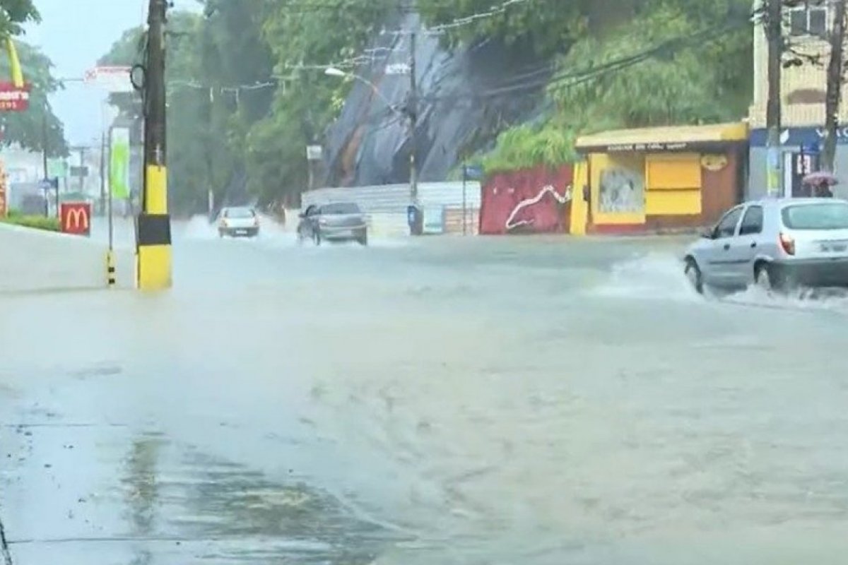 Acumulado de chuva em abril já ultrapassa 50% da média histórica em Salvador