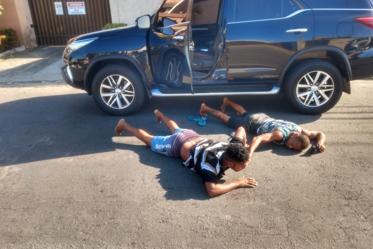 Dupla é presa acusada de roubar carro em Salvador 