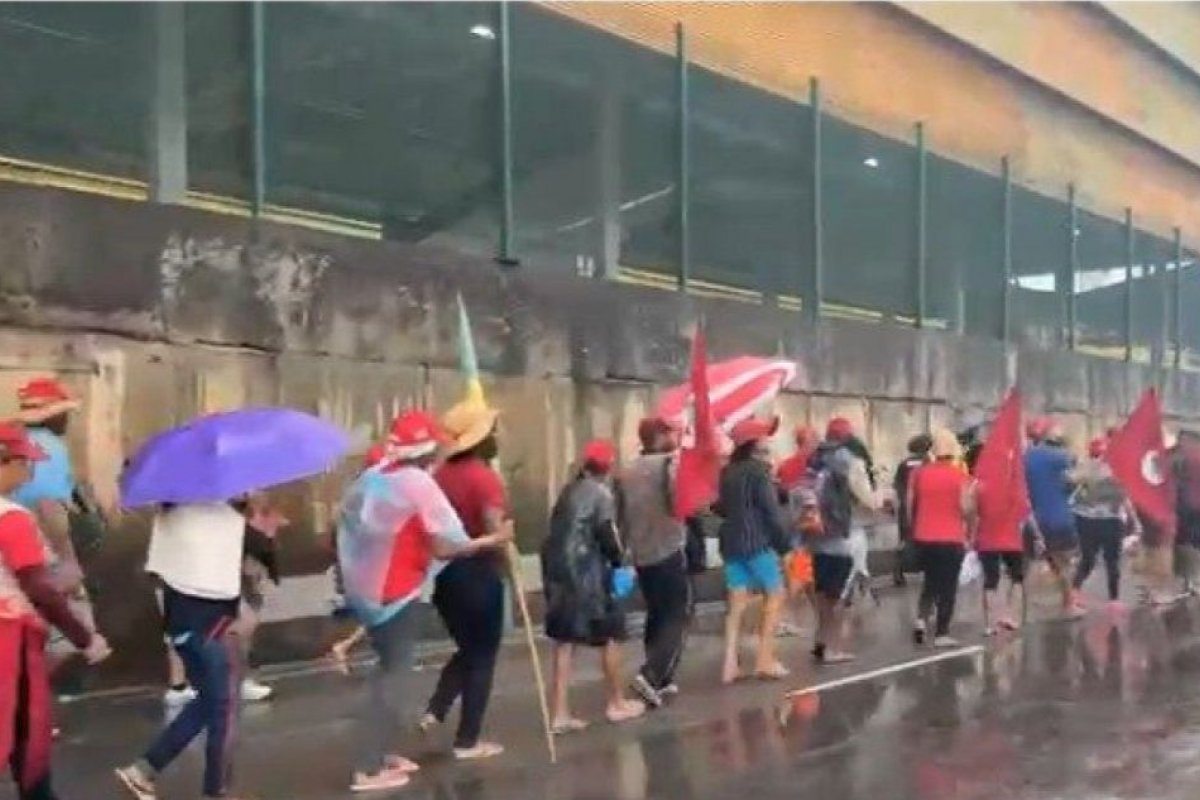 Chuva não atrapalha protesto do MST na capital baiana