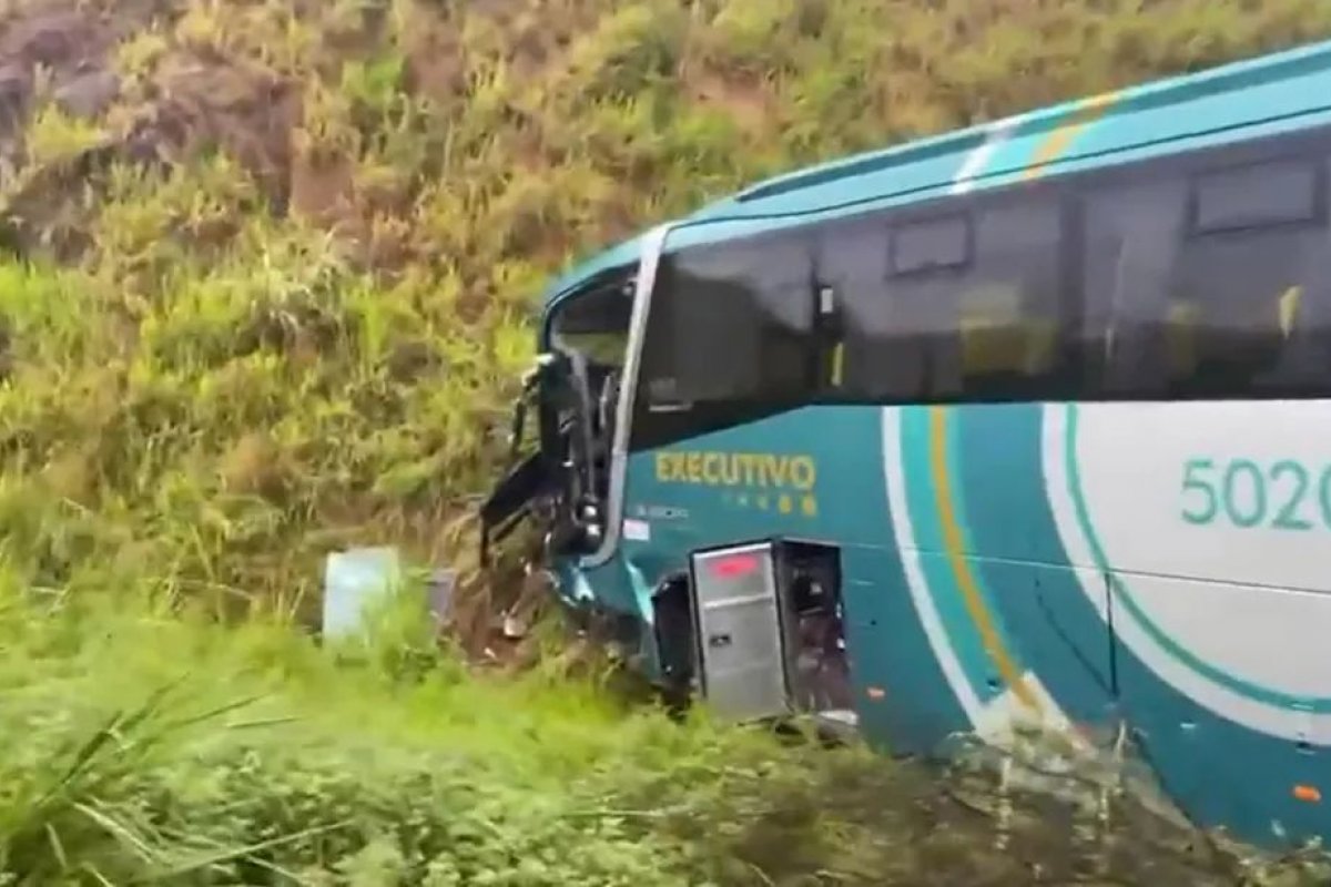 Batida entre ônibus e caminhão deixa quatro pessoas feridas na BR-101