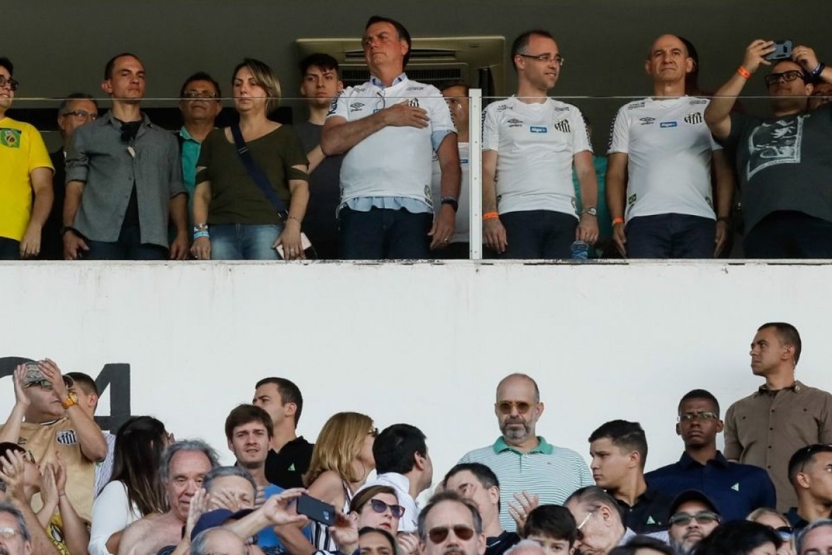 Foto de Bolsonaro e André Mendonça no jogo do Santos é de 2019