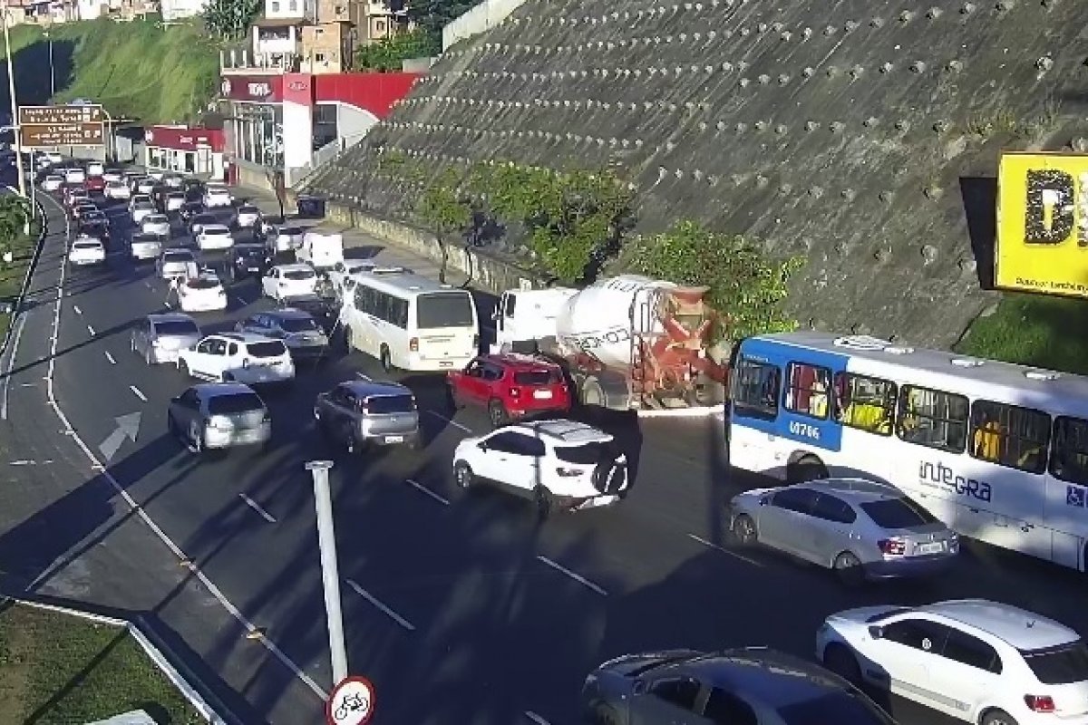 Boletim de trânsito: Saiba as vias que registram fluxos intensos na tarde desta segunda-feira