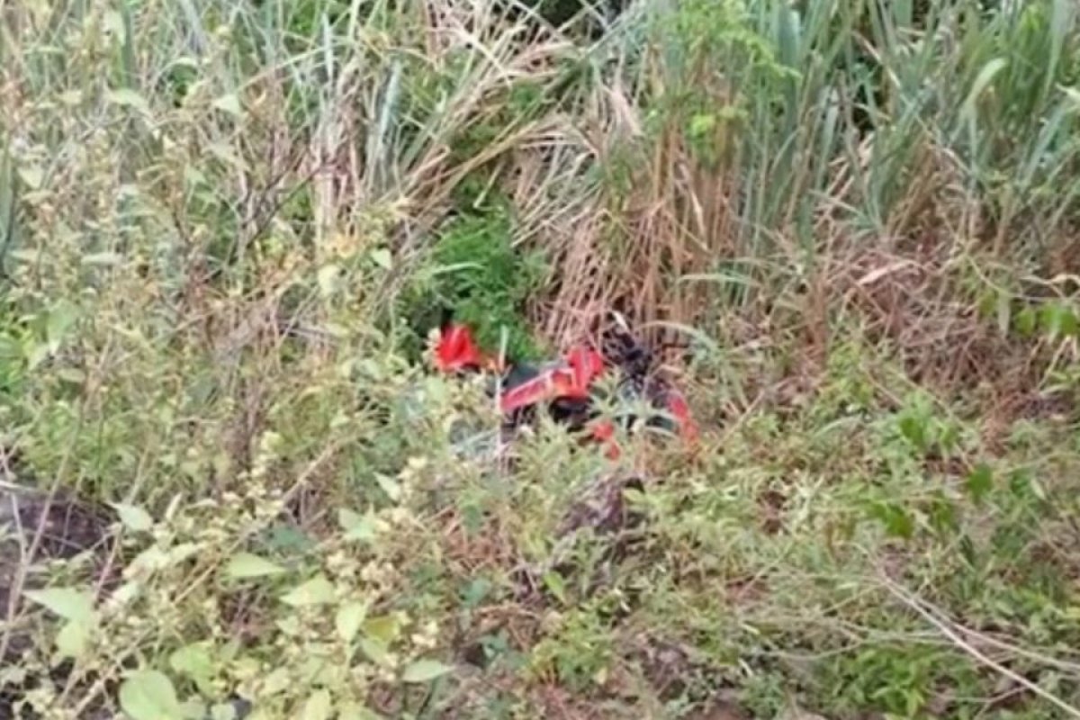 Jovem morre após motocicleta cair em ribanceira em rodovia na Bahia