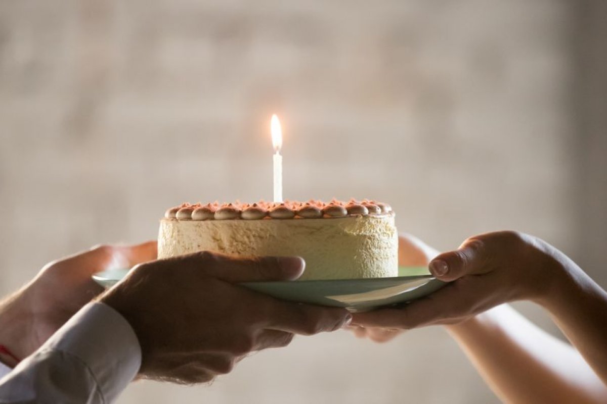 Homem processa empresa nos EUA por festa surpresa de aniversário no escritório e ganha R$ 2,1 milhões