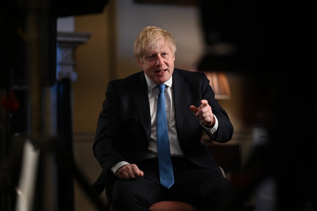 Devido a multa durante lockdown, Boris Johnson pedirá desculpas ao Parlamento britânico