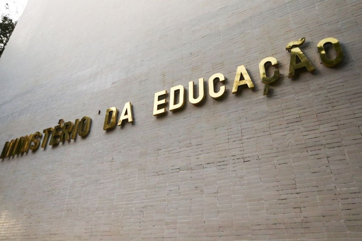 Mulher apontada como secretária de pastores foi mais de uma vez ao Planalto entre 2019 e 2022