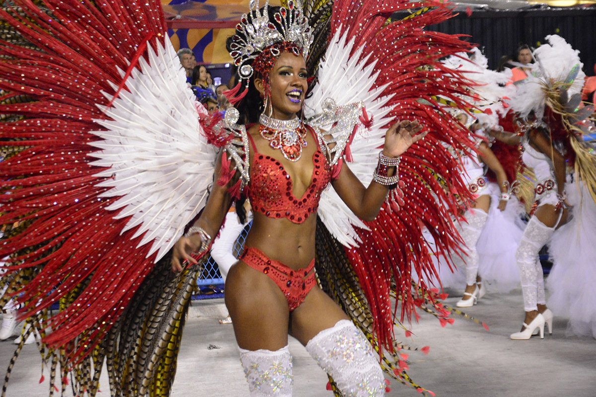 Nayane Lingerie veste ala “Angels” no desfile da Escola de Samba União da Ilha do Governador