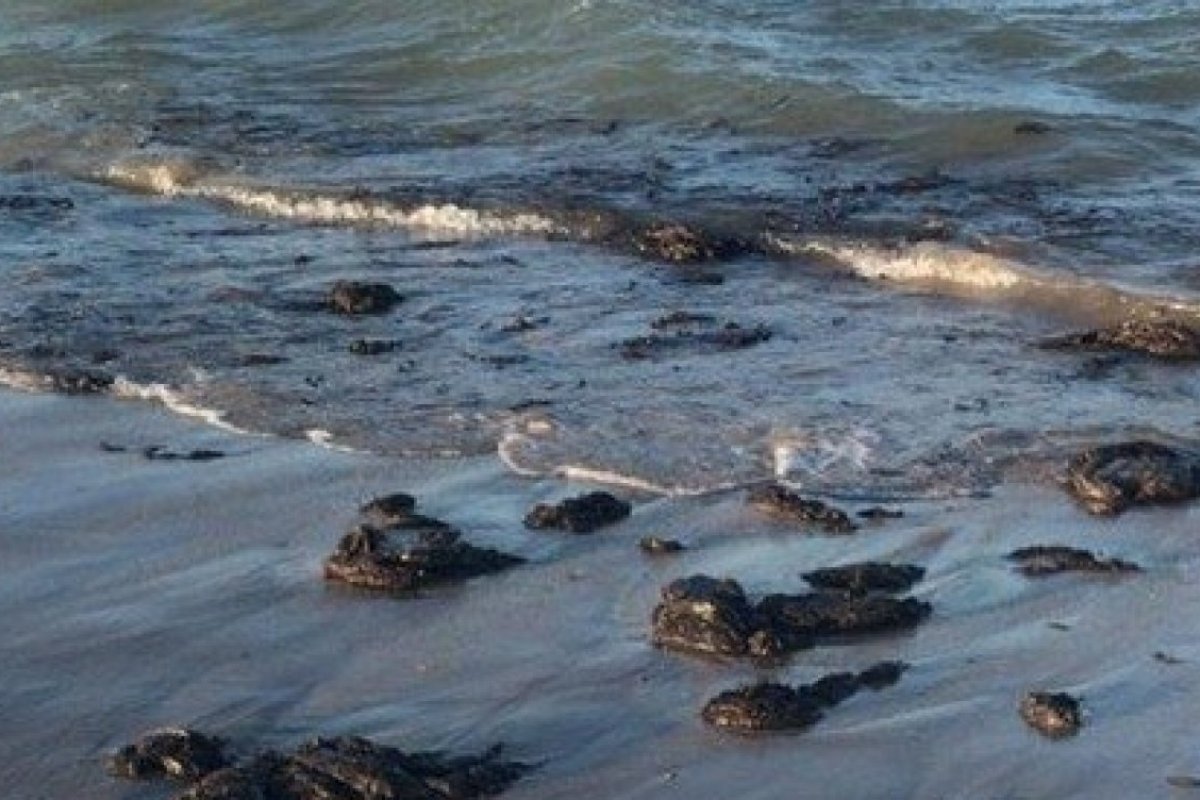 Óleo chega a ponto turístico no Ceará