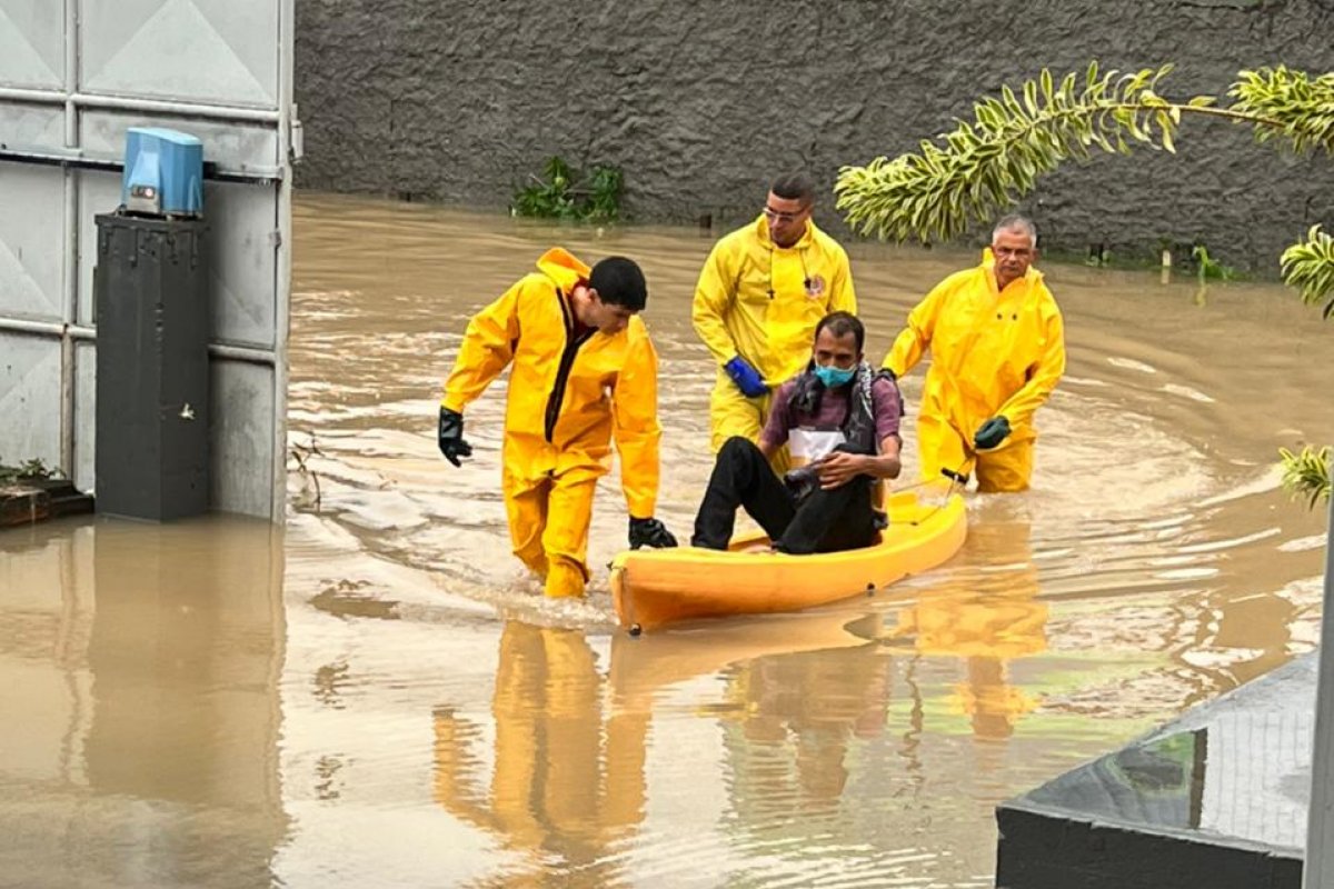 Alagamento deixa passageiros ilhados por 7 horas em ônibus em Lauro de Freitas