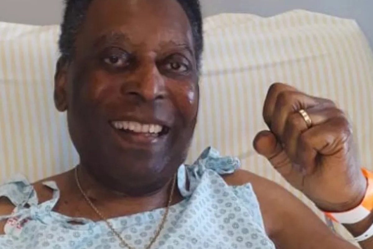 Pelé volta a ser internado para tratamento contra tumor no cólon