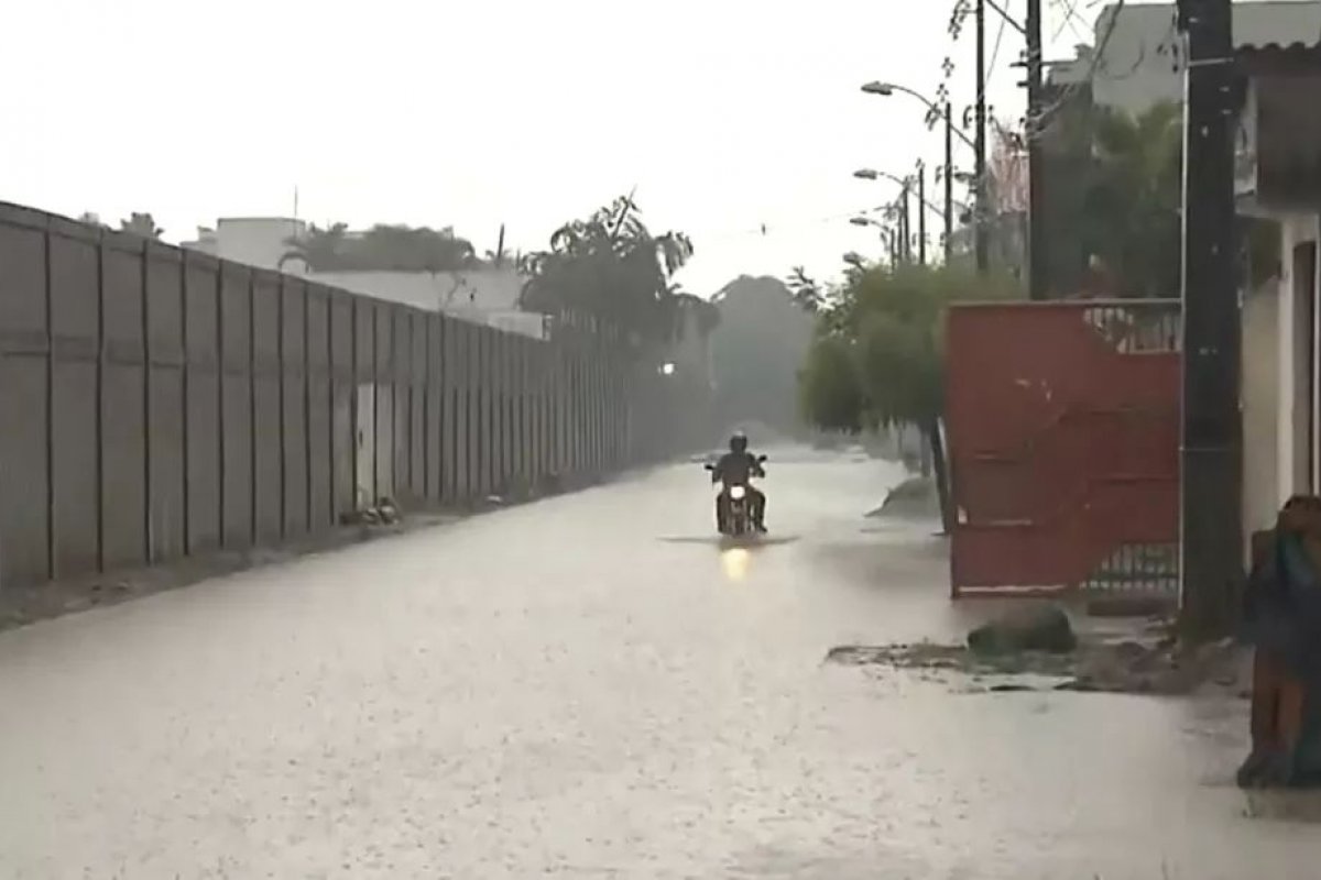 Chuva forte provoca alagamentos em cidades do interior da Bahia