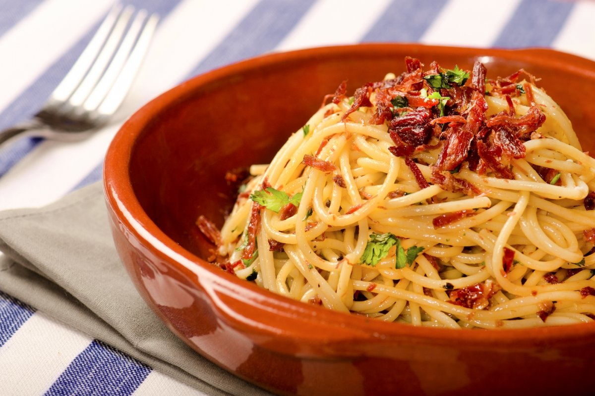 Aprenda a fazer uma deliciosa massa carbonara com toque sertanejo!