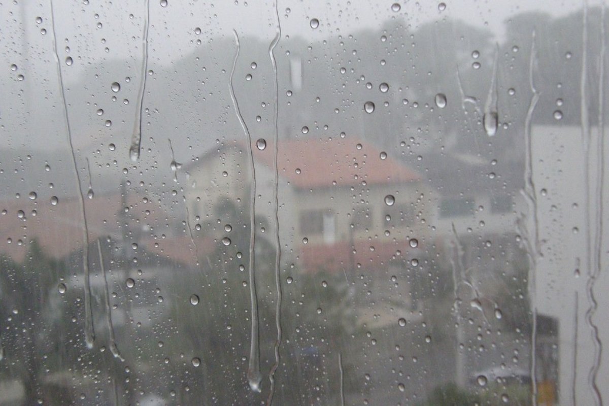 Com medo de deslizamento, moradores de Cajazeiras 4 instalam lona em encosta