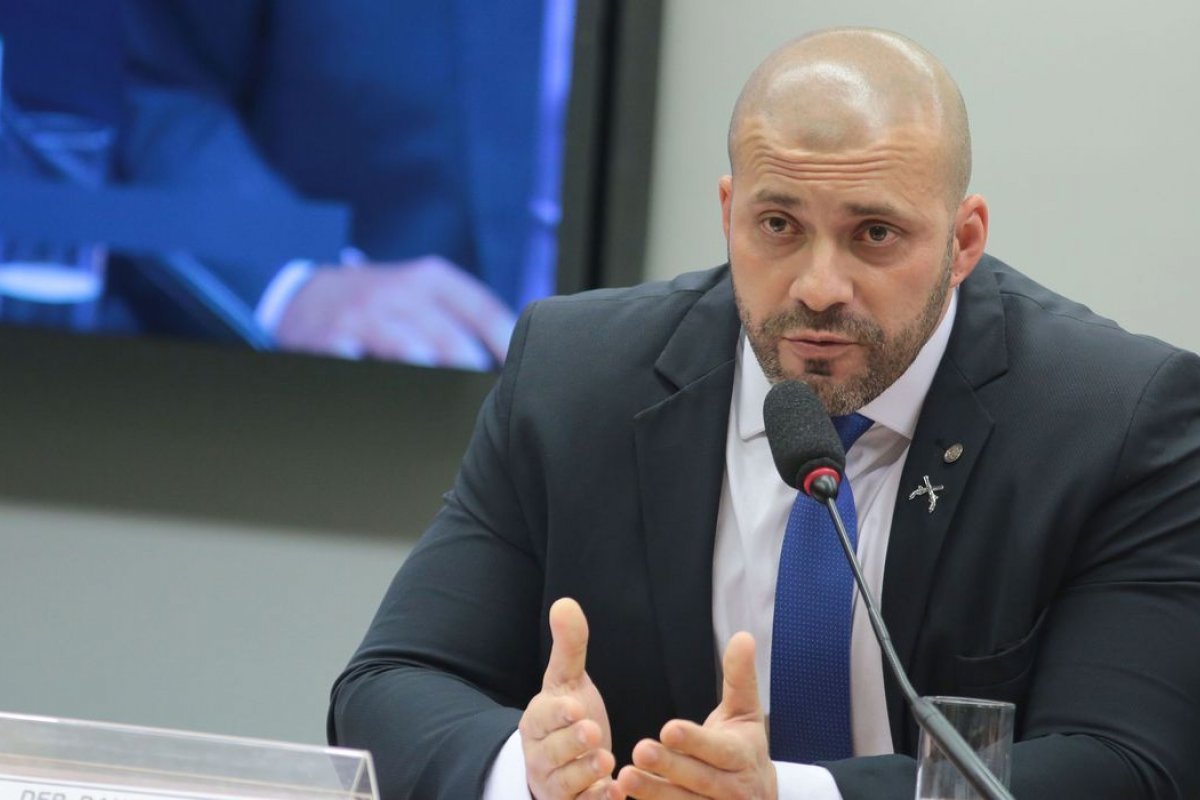 MPF denuncia três assessores por entregarem celulares a Daniel Silveira durante prisão