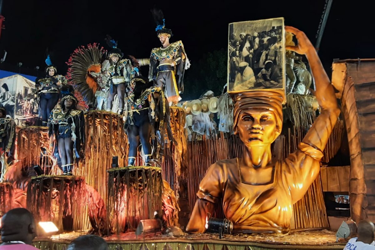 Em primeiro dia de desflile, baianas são homenageadas por escolas de samba